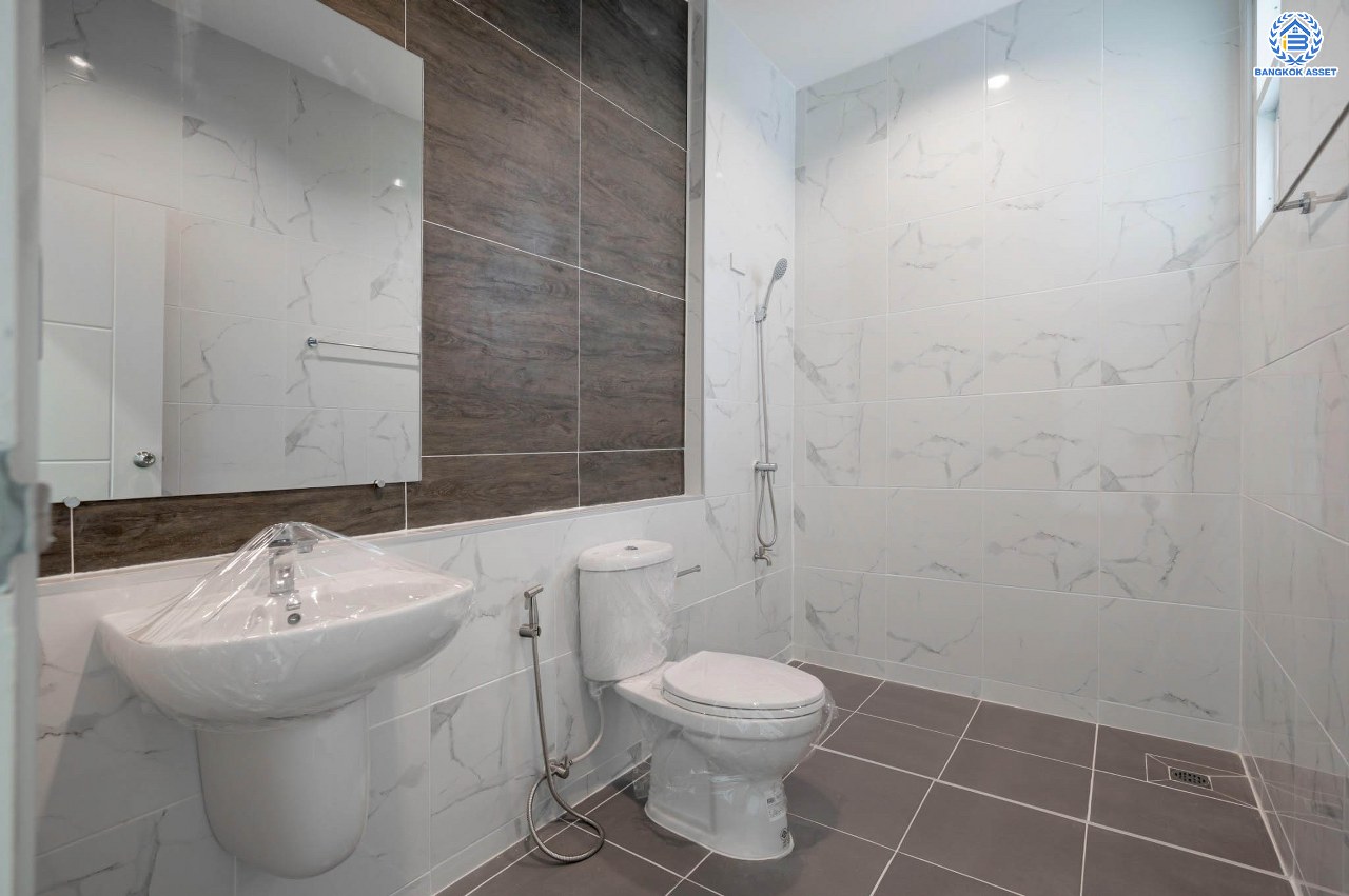 บ้านมือสองตกแต่งใหม่ โครงการ สิทธารมย์รีเจนท์ ลาดพร้าว101 เนื้อที่ 75.3 ตร.ว. ฟังก์ชันรวม 3 ห้องนอน 3 ห้องน้ำ 1 ห้องอเนกประสงค์ จอดรถได้ 2 คัน กว้างขวาง พร้อมทุกการใช้งาน บนทำเลใจกลางเมือง เชื่อมต่อทั้ง ถนนนวมินทร์, ถนนนวลจันทร์, ถ.ลาดพร้าว, ถ.รามอินทรา ใกล้ The Walk เกษตรนวมินทร์ และทางด่วนรามอินทรา...